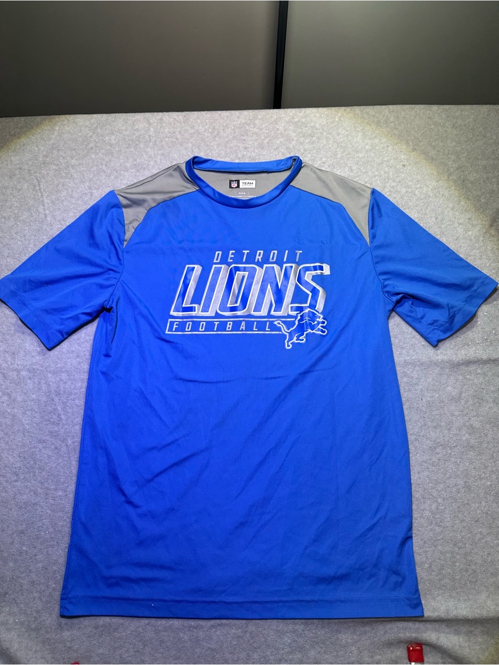 Detroit Lions NFL Team Apparel Men’s Medium Blue Gray Performance T-Shirt